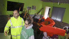 Jorge López y Raquel Sanmartín, en su casa destrozada por la riada en Neda