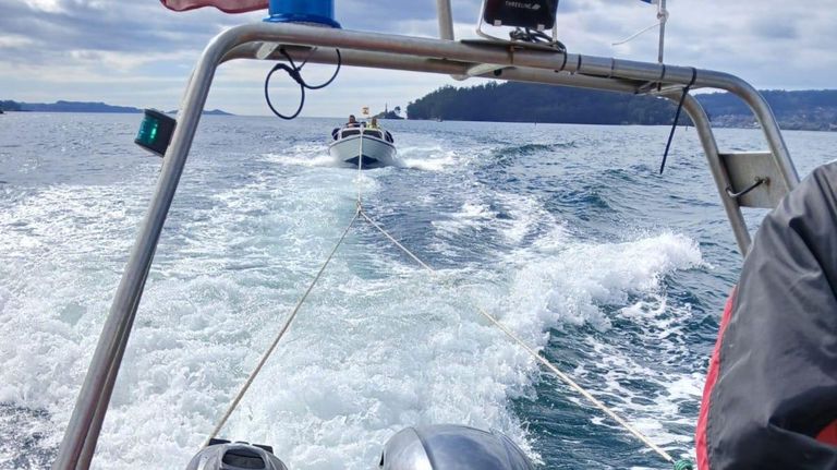 Rescatada una embarcación a la deriva con tres personas a bordo localizada en Tambo