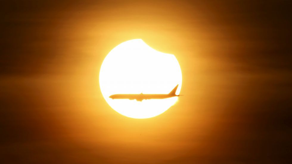 Imagen del eclipse desde una playa de Indonesia. 