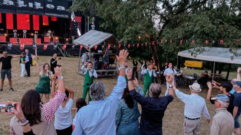 Los vecinos disfrutando con la orquesta Galilea
