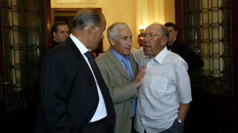 Arsenio, en María Pita. El exentrenador del Dépor acompañó en el 2003 a Luis Suárez y a Rodrigo Vizoso, históricos del conjunto coruñés, cuando el primero leyó el pregón de las fiestas.