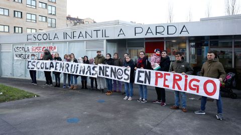 Madres y padres de alumnos de la escuela infantil de A Parda, en Pontevedra, este viernes, durante la protesta