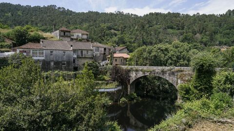A Arnoia: puente sobre el río Arnoia.