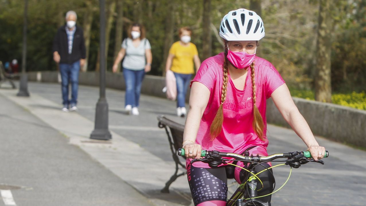 Varios proyectos urbanísticos coinciden en el Alto de Perillo.Una mujer haciendo deporte con mascarilla en el paseo de Caranza, en Ferrol