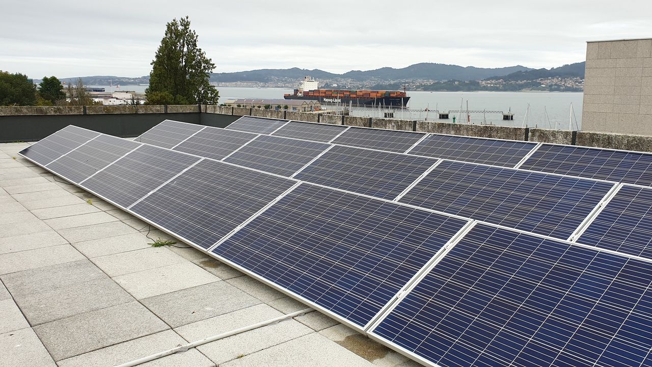 Placas solares en el puerto de Vigo.