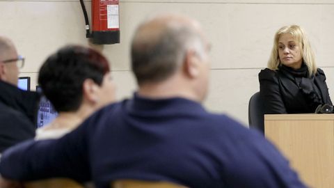 Fernández Patiño, al fondo, con los padres de Abraham y Sara sentados en primera fila del público, durante el juicio.