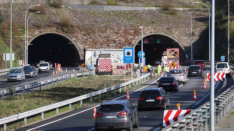 Desvío hacia un carril único en el túnel de Candeán de la AP-9 en sentido a Portugal