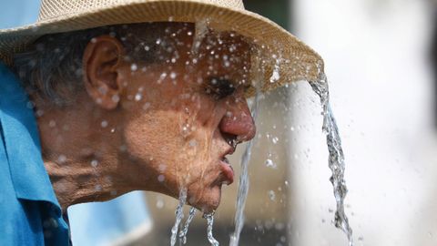 Un hombre se refresca para hacer frente a las altas temperaturas en Córdoba