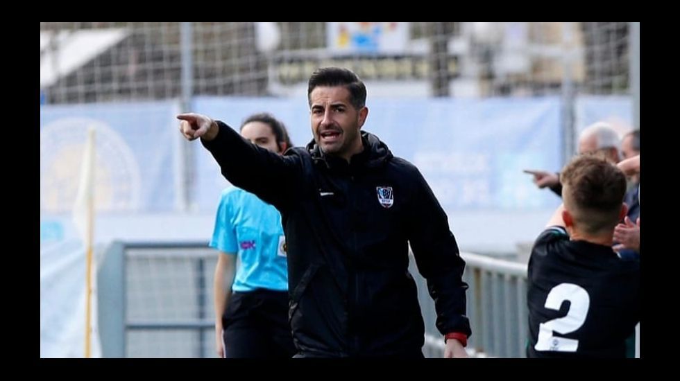 La piedra alcanz� de lleno el asiento del conductor. 