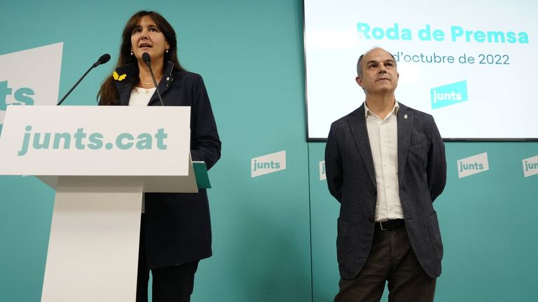 La líder de JxCat, Laura Borràs, y el secretario general del partido, Jordi Turull, esta tarde en rueda de prensa tras la votación de los militantes del partido.