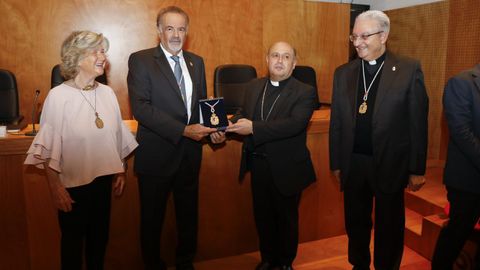 <span lang= gl >O presidente da Real Academia Galega de Belas Artes, Manuel Quintana Martelo, entrega ao arcebispo de Santiago, Francisco Jos Prieto, a distincin</span>