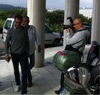 Julio Araujo, en segundo t�rmino, entrando en el edificio judicial de A Parda