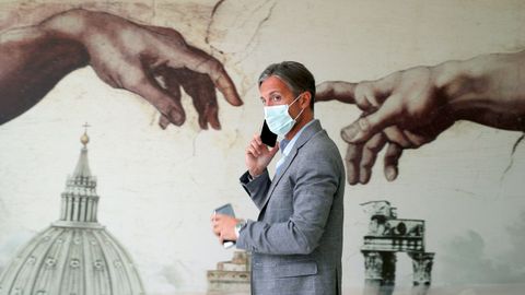 Un hombre con mascarilla, en el aeropuerto de Roma-Fiumicino
