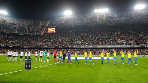 Mestalla.Valencia y Cçadiz antes de enfrentarse en Mestalla.