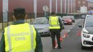 Agentes de la Guardia Civil del destacamento de Tráfico de Ferrol en un reciente control en la carretera de As Pías