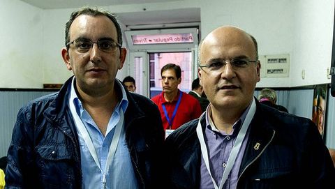Prez (izquierda) con Jos Manuel Baltar, el da en que fue elegido presidente local del PP en Trives
