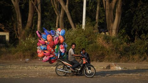 Un hombre vendiendo globos en Indonesia