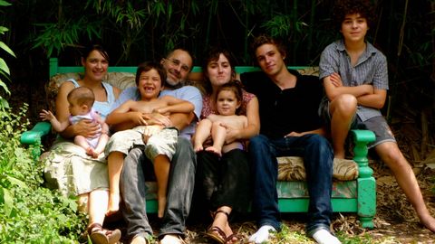Daniel Fabia, con su compañera y sus seis hijos.