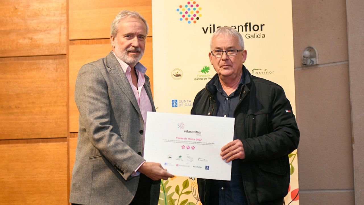 Restauracin de una pieza artstica de excepcional valor.Manolo Varela, concejal de Desenvolvemento Local de San Sadurnio, recibe el diploma de la Fundacin Juana de Vega y las asociaciones sectoriales AGAEXAR y ASVINOR