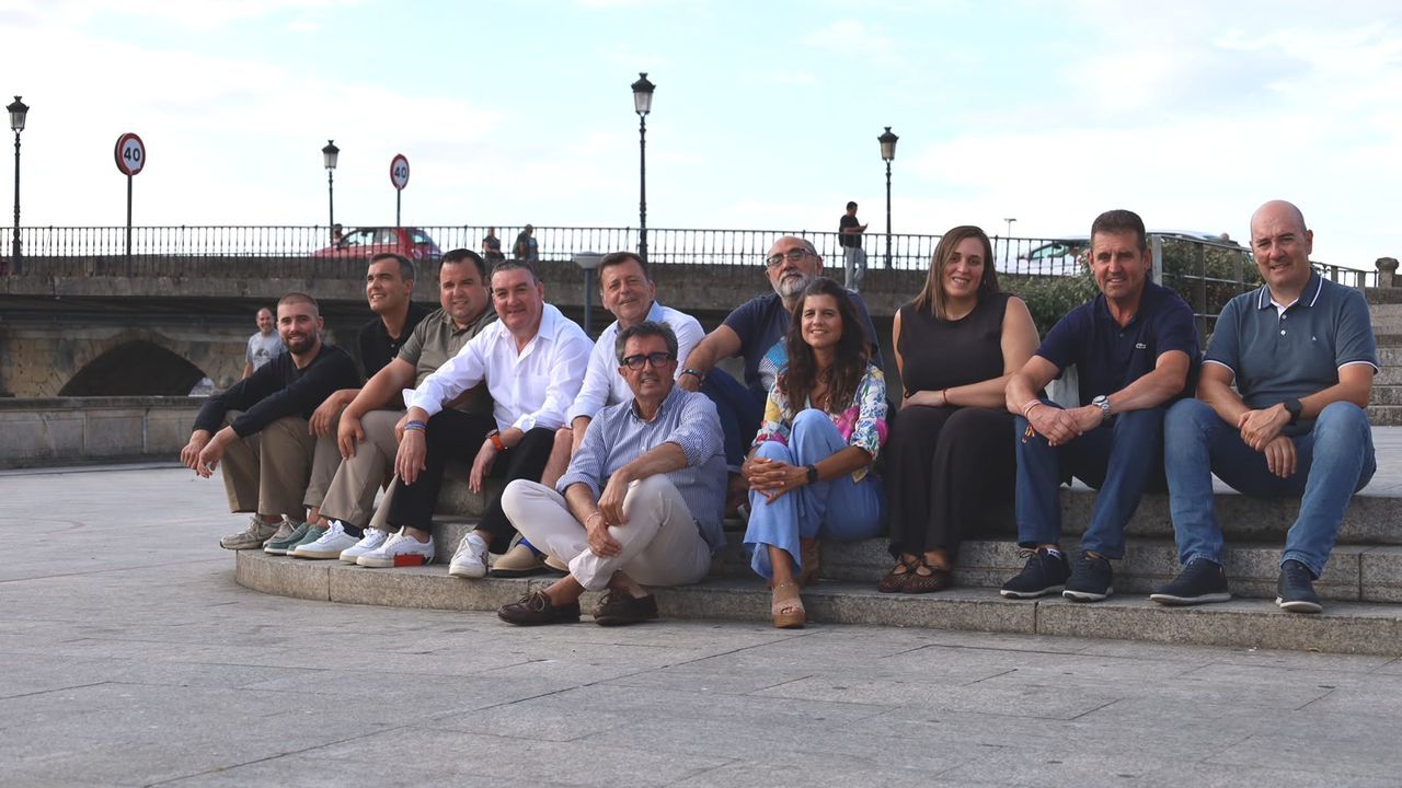 <span lang= gl >Membros d&aacute; asociaci&oacute;n que impulsar&aacute; a creaci&oacute;n dunha escultura p&uacute;blica sobre a canci&oacute;n popular</span>