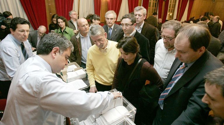 Rueda estaba allí. El recuento del voto emigrante cambió el resultado en el año 2009, restando un diputado al PSOE a costa del PP. Aunque ese baile no afectó a la primera mayoría absoluta de Feijoo, el escrutinio atrajo la atención de los máximos dirigentes políticos del momento.