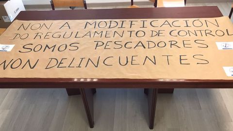 Pancarta en la cofrada de Ferrol contra el reglamento de control pesquero