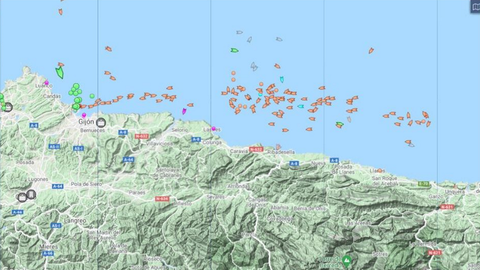 Los s�mbolos de color naranja se�alan en el mapa la zona de la costa asturiana, frente a Ribadesella, donde los cerqueros localizaron este martes otro banco de bocarte, con piezas de menor tama�o que las del que eclosion� en A Mari�a el lunes