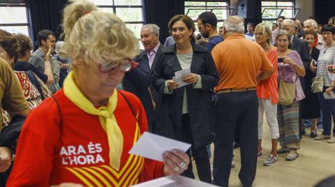 La alcaldesa de Barcelona, Ada Colau, espera su turno para depositar su voto