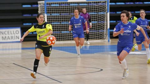 Bea Mateos, de amarillo, en un partido con el Marín Futsal en A Raña