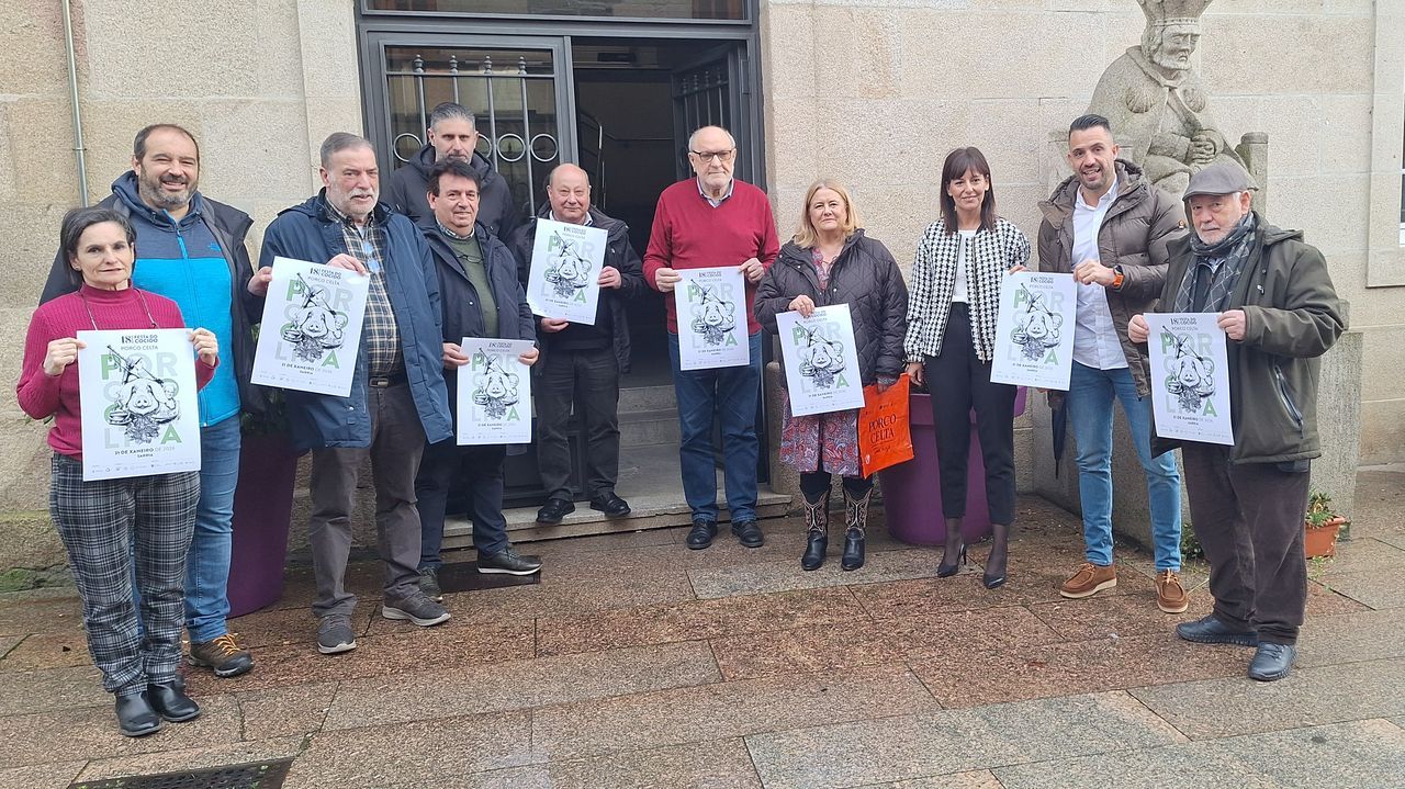 La presentaci&oacute;n. En la imagen: El alcalde, Claudio Garrido; la concejala Geni Valc&aacute;rcel; el concejal F&eacute;lix Seijas; Paloma V&aacute;zquez, jefa de Turismo; Pepe, del restaurante Roma; Manolo Quintero; Ram&oacute;n &Aacute;lvarez; Juan Luis L&oacute;pez D&iacute;az; Carmen Jos&eacute; L&oacute;pez, portavoz del PP; Iv&aacute;n Rodr&iacute;guez, y &Oacute;scar Moreno. <br />&nbsp;<br />