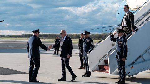 Joe Biden, tras bajar del Air Force One, en Dover (Delaware, Estados Unidos)