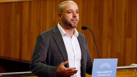 El portavoz del Grupo Mixto, Lus Villares, lo tacha de cortina de fume, una estrategia que ha utilizado para evitar falar dos problemas de Galicia y para vitimizarse.