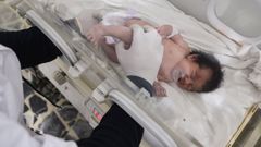La pequea Aya, en una incubadora del hospital infantil de Afrin, en Siria