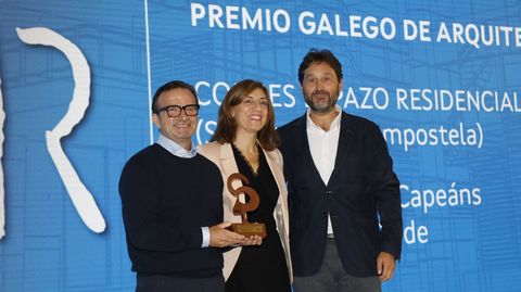 Los arquitectos Celso Barrios y Manuel Carbajo, al recibir el premio el viernes junto con la conselleira Ángeles Vázquez