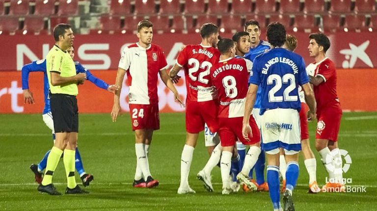 Grippo, rodeado de jugadores del Girona, se disculpa ante Samu Sáiz tras un balonazo