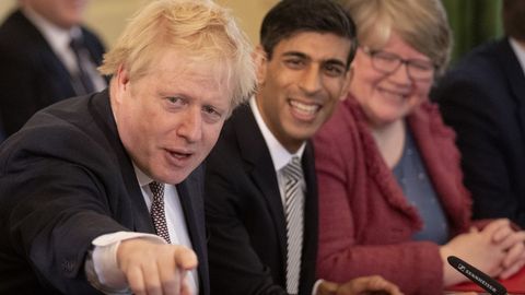 Boris Johnson, este viernes, junto a su nuevo ministro de Economia, Rishi Sunak