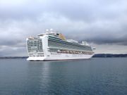 El �Azura�, entrando en el puerto de A Coru�a
