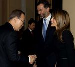 Los prncipes, el pasado jueves, recibiendo al secretario general de la ONU, Ban Ki-moon, en el palacio del Pardo con motivo de la jornada de Naciones Unidas en Madrid sobre el hambre.