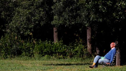 Un hombre descansa en un parque de Roma