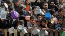 Una multitud espera a recibir alimentos en Rafah.