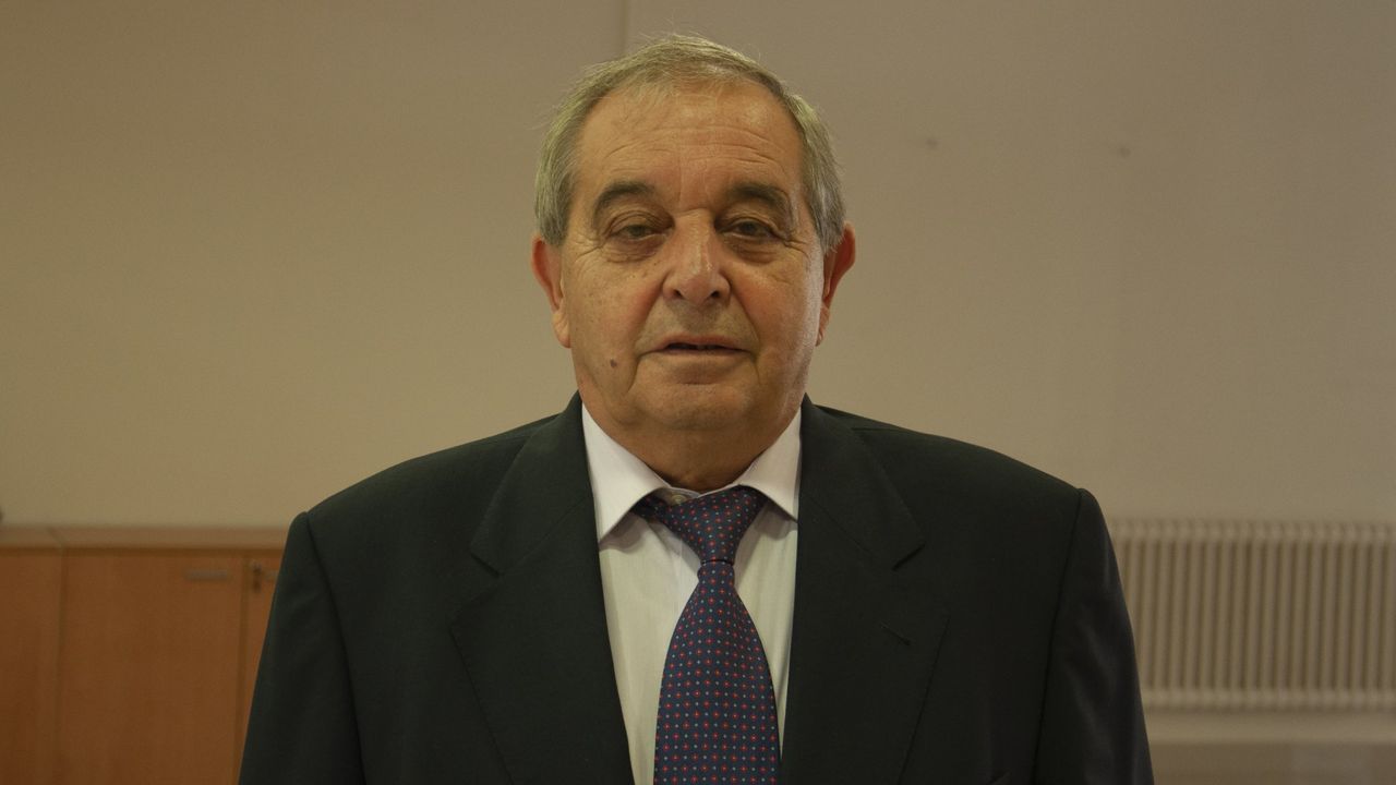 La alcaldesa recorre Elvia en bicicleta en el segundo da de campaa.Francisco Rodrguez, alcalde de Chandrexa