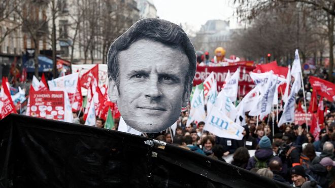 Una pancarta encabezada por el rostro de Macron, durante la manifestaci�n del jueves en Par�s contra la reforma de las pensiones del Gobierno galo