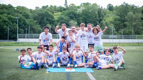 El alev�n A del Real Oviedo celebra el t�tulo de liga