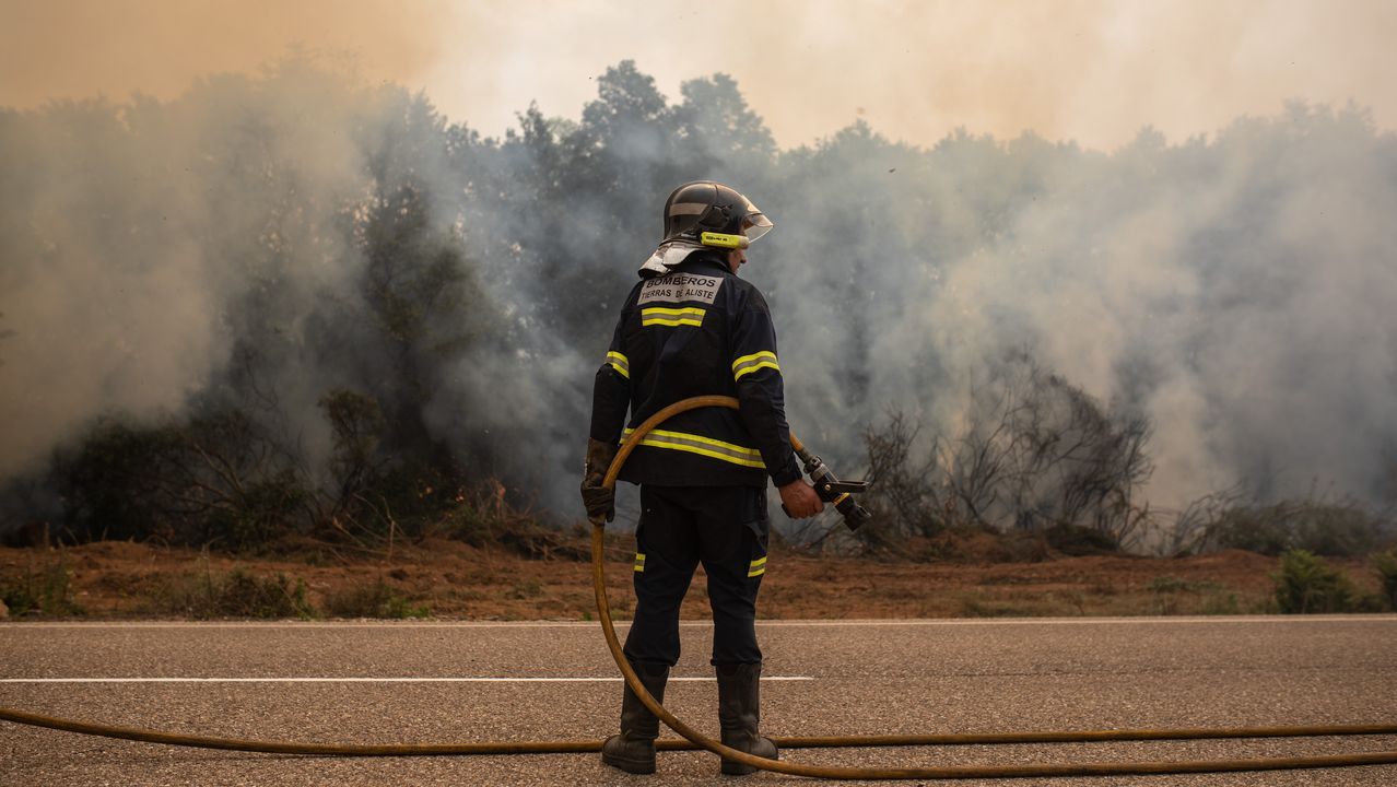 Un bombero, en el incendio que devora la sierra de la Culebra, en Zamora