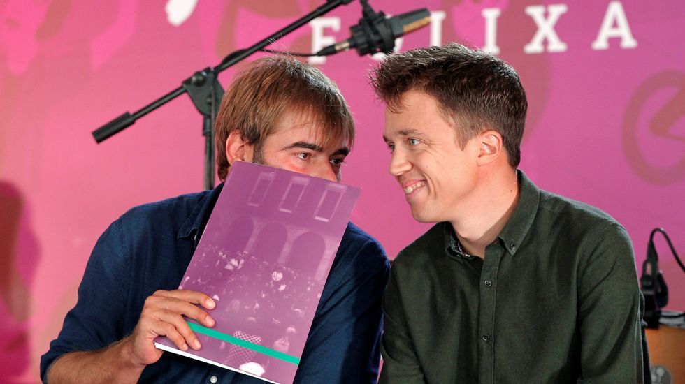 Íñigo Errejón escucha a Daniel Ripa en Gijón