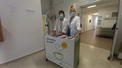 Dos voluntarias de la AECC, con el carrito en el Hospital Provincial de Pontevedra