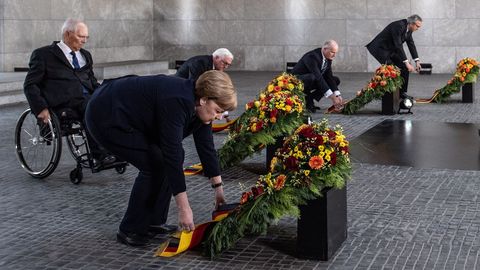 Ofrenda floral en la Neue Wache de la canciller Angela Merkel, el presidente Frank-Walter Steinmeier y los jefes del Bundestag, Wolfgang Schuble, del Bundesrat, Dietmar Woidke, y  del Tribunal Constitucional, Andreas Vokuhle