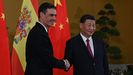 El presidente del Gobierno, Pedro Sánchez y el chino, Xi Jinping se dan la mano en la cumbre de Bali