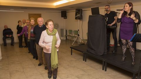 Baile y brindis de los mayores de Cabana con el alcalde, Jose Muio