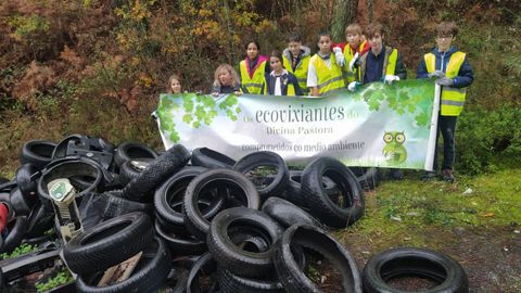 El equipo de ecovigilantes junto a un montón de neumáticos que lograron reunir en el entorno del arroyo de Vistahermosa